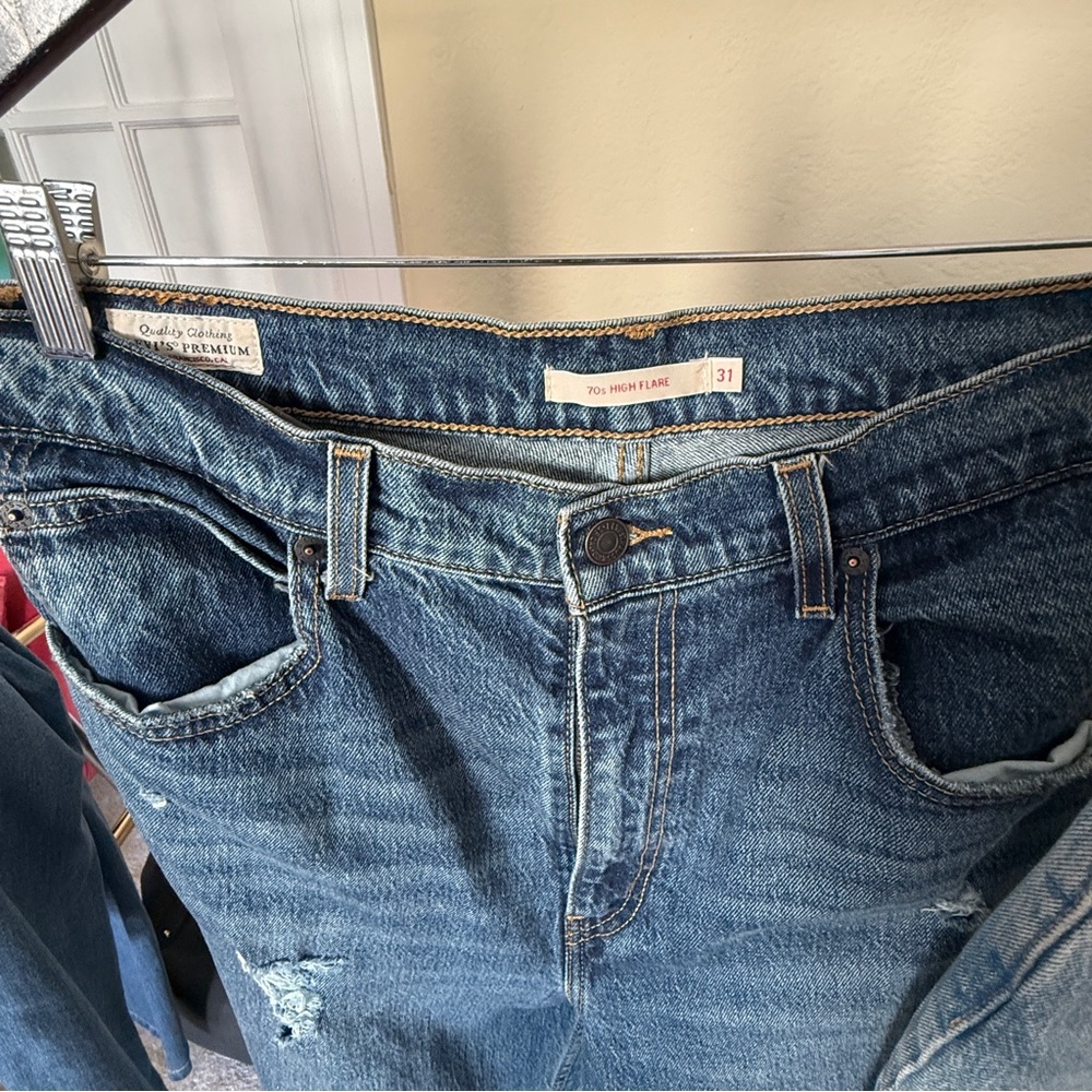 Size 31 Levi's Premium Women's Dark Wash 70s High Rise Flare Jeans - Picture 6 of 7